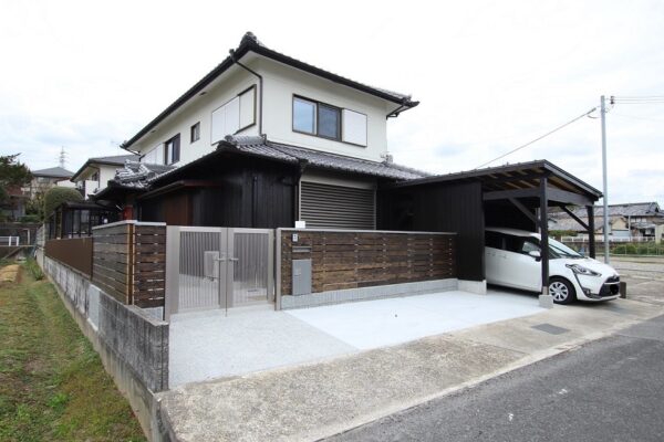 車庫は木の家に合わせて木造で製作