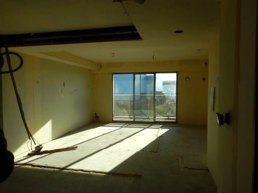 解体工事が完了し、スケルトン状態のマンション室内