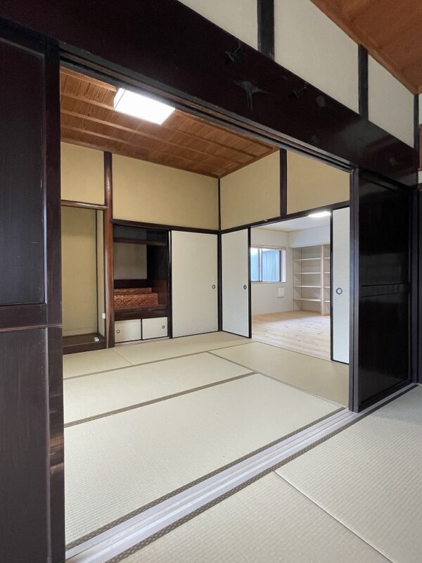 居間から座敷、納戸を眺める。