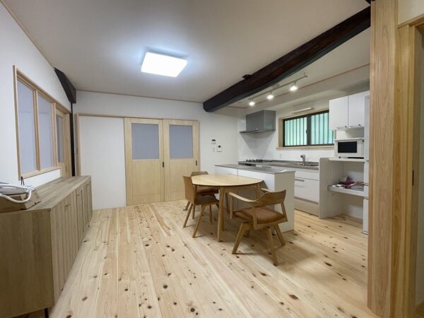 土間に床組を作って板の間に。