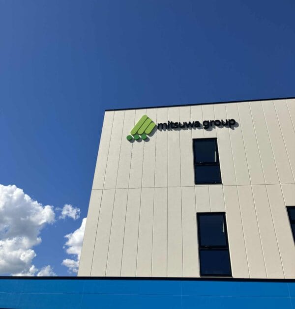 青空に映える新社屋